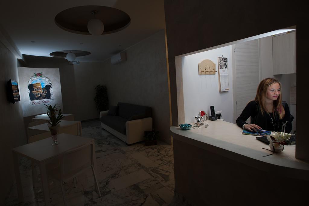 ローマ モメンティ ロマーニ ベッド&ブレックファースト Bed & Breakfast エクステリア 写真