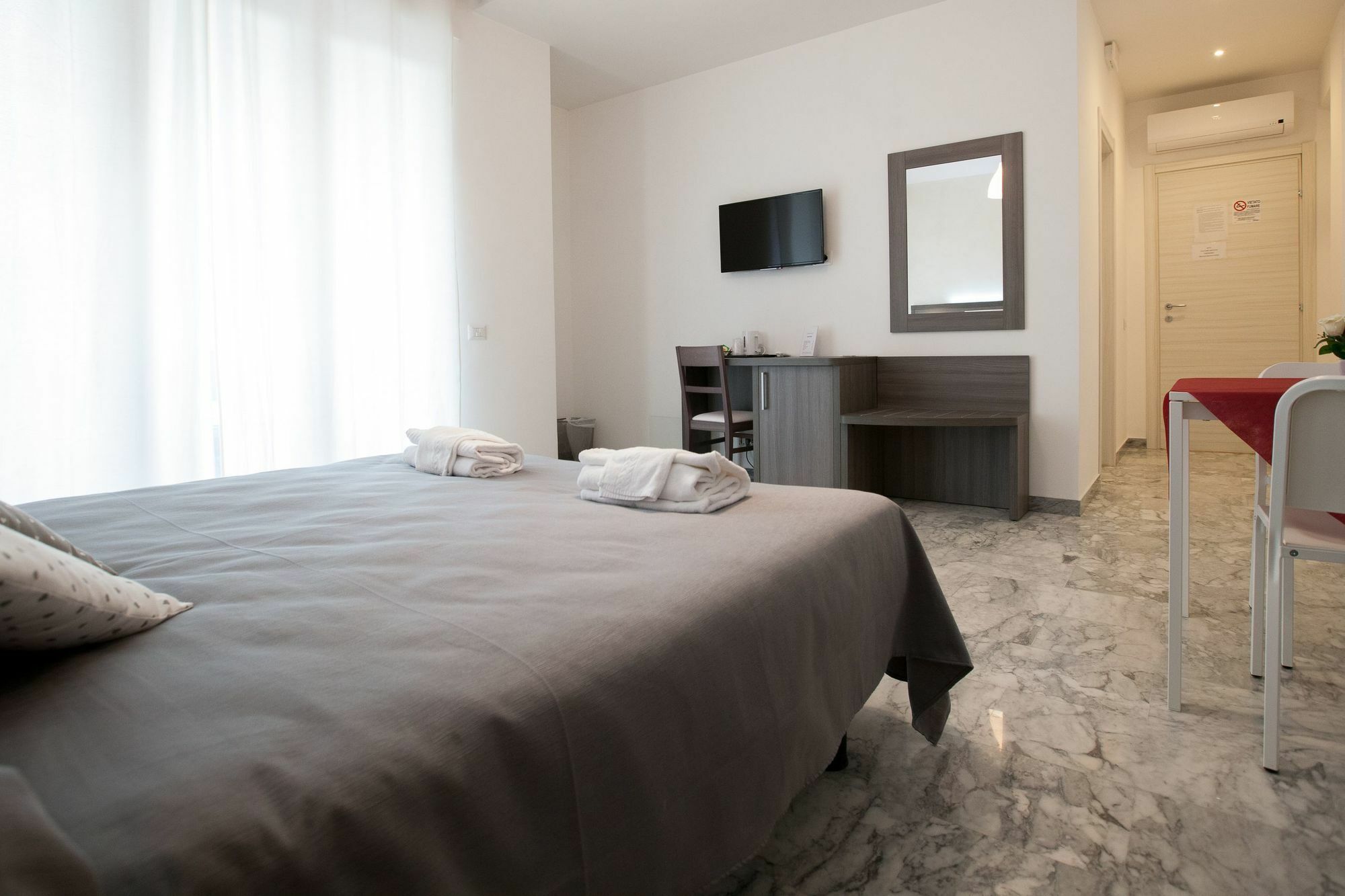 ローマ モメンティ ロマーニ ベッド&ブレックファースト Bed & Breakfast エクステリア 写真